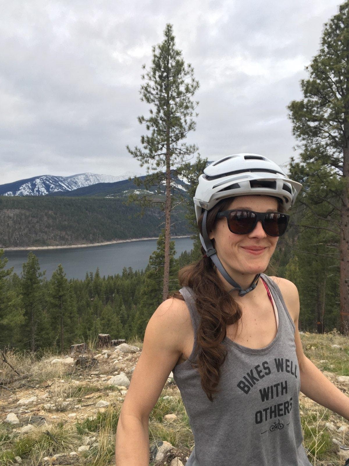 Bikes Well Mit Anderen - Mountainbike Shirt/Mountain Biking Tank Top Fahrrad Berge Rennrad Racerback, Mtb von AdventurePeakSupply