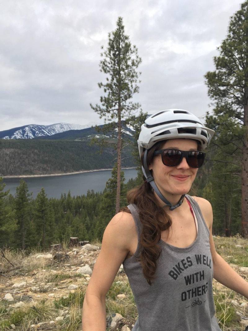 Bikes Well Mit Anderen - Mountainbike Shirt/Mountain Biking Tank Top Fahrrad Berge Rennrad Racerback, Mtb von AdventurePeakSupply