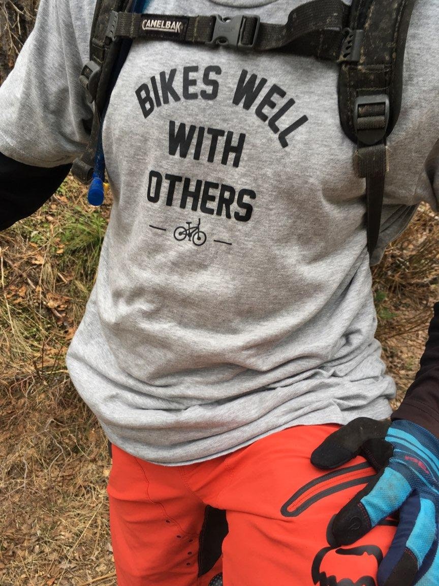 Bikes Well With Anderes - Unisex Mountainbike Shirt, Abenteuer, Lustiges T-Shirt, Outdoor-Sport, Mountainbike, Fahrrad, Geschenk Für Ihn, Fahrrad von AdventurePeakSupply