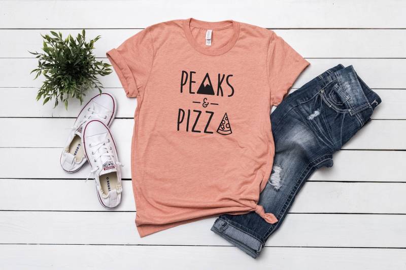 Peaks Und Pizza-Funny Unisex Shirt, Abenteuer, Geschenk Für Papa, Mama, Outdoor, Wandern, Berge, Aufstieg, Camping, Mountainbiken von AdventurePeakSupply
