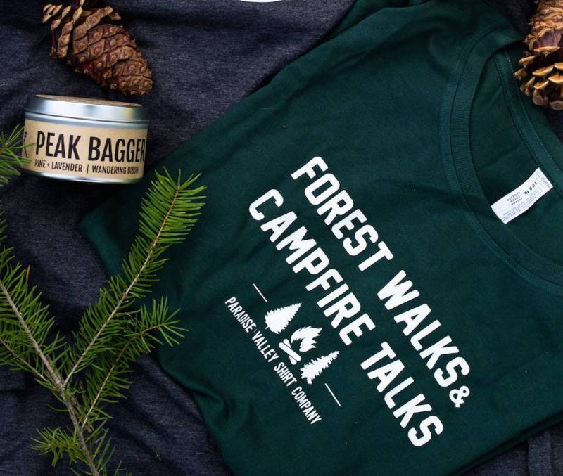 Wald, Wanderungen & Lagerfeuer Talks - Unisex Schnitt, Wandern, Camping, Bäume, Camp-Shirt, Abenteuer, Lagerfeuer, Wildnis, Halten Sie Es von AdventurePeakSupply