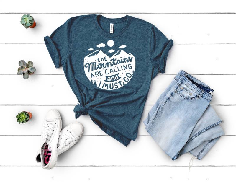 Die Berge Rufen Und Ich Muss Heather Kurzärmeliges Unisex T-Shirt, Abenteuer Liebhaber Geschenk, Outdoor Die Berge Rufen Und Ich Muss Heather Kurzärmeliges Unisex T-Shirt, Abenteuer Liebhaber Geschenk, Outdoor von Advenzure