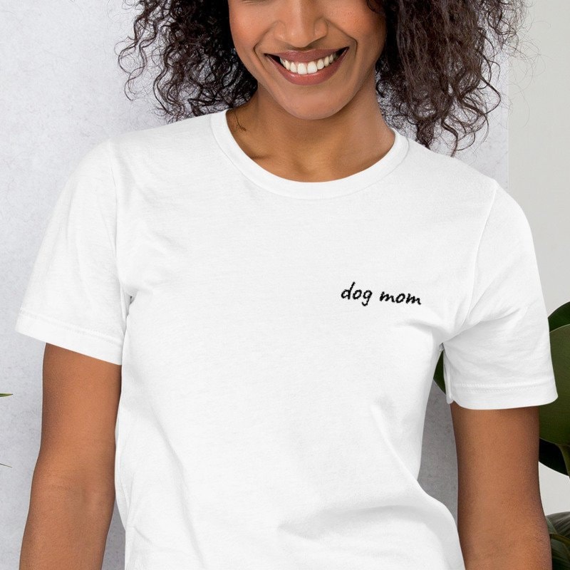 Hundemama Besticktes T-Shirt, Perfektes Geschenk Für Hundemutter, Flache Stickerei Hund Mama Design T-Shirt Hundemama Besticktes T-Shirt, Perfektes Geschenk Für Hundemutter, Flache Stickerei Hund Mama Design T-Shirt von Advenzure