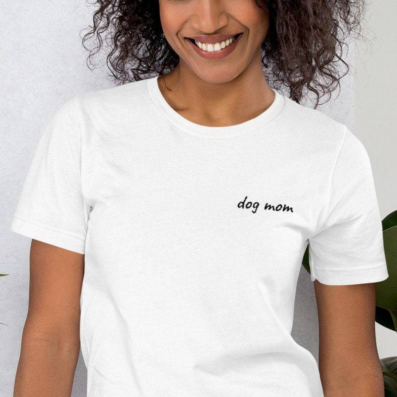 Hundemama Besticktes T-Shirt, Perfektes Geschenk Für Hundemutter, Flache Stickerei Hund Mama Design T-Shirt von Advenzure