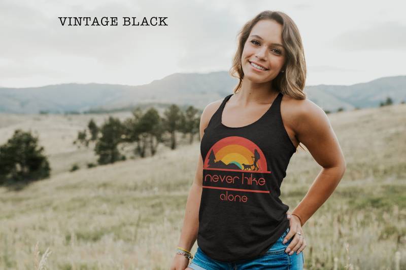 Never Hike Alone Racerback Tank - Adventure Love To Wanderer Geschenk Wandern Mit Meinem Hundepanzer Weiches Wanderhund Mama Shirt Never Hike Alone Racerback Tank - Adventure Love To Wanderer Geschenk Wandern Mit Meinem Hundepanzer Weiches Wanderhund Mama Shirt von Advenzure