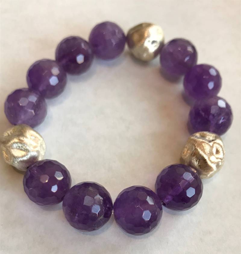Armband Aus Facettiertem Amethyst Und Sandgestrahltem Sterlingsilber von Adyllic