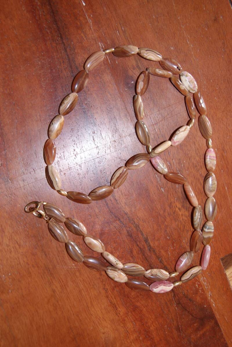 Braune Rhodochrosit Lange Halskette Mit 14K Gelb Gold Akzente Und Verschluss von Adyllic