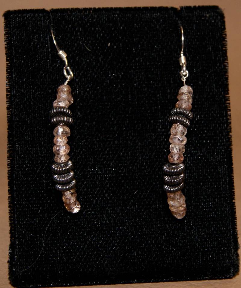 Braune Zirkon Und Zinn Geschwungene Tropfen Ohrringe von Adyllic