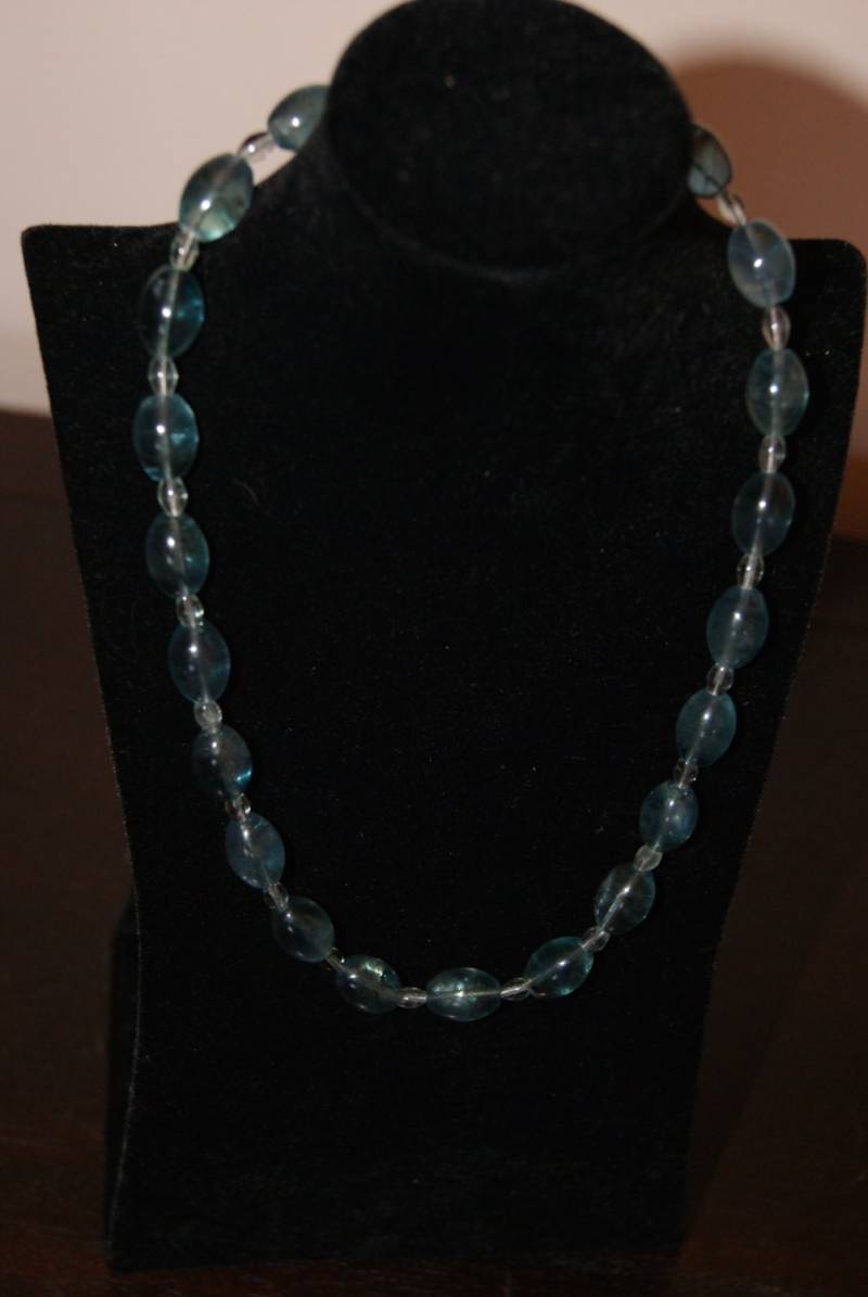 Dunkelblau Grüne Fass Fluorit Perlen Und Kleine Oval Blaue Reis Halskette Mit Kupfer Verschluss von Adyllic