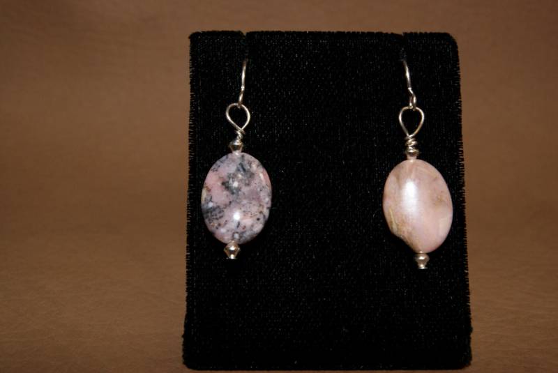 Einzelne Tropfen Oval Rhodonit Ohrringe Mit Sterling Silber Akzent Perlen von Adyllic