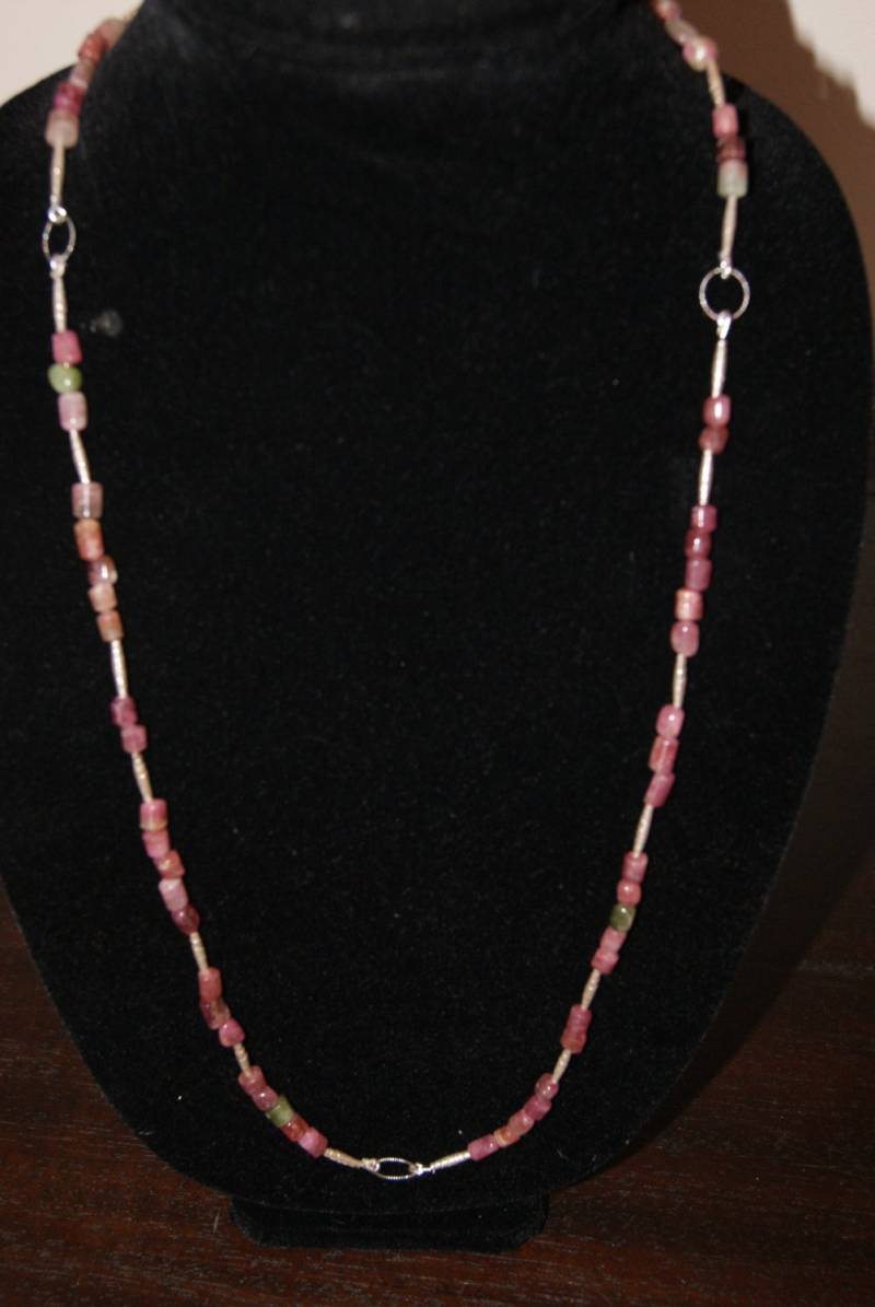 Fassförmige Rosa Und Grüne Turmalin Halskette Mit Sterling Silber Akzenten Rundverbinder von Adyllic