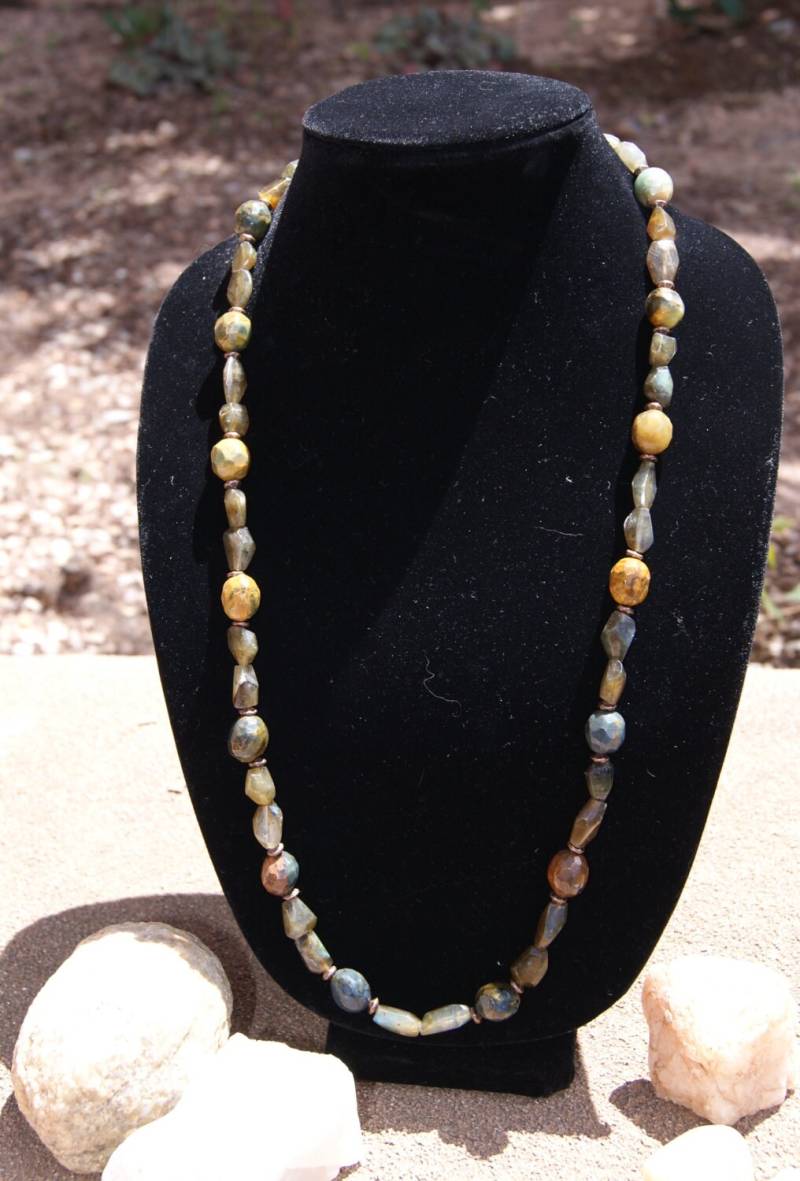 Gelb Blau Pietersit Nugget Perlen Und Labradorit Schliff Perlenkette Mit Antiken Kupfer Akzenten Verschluss von Adyllic