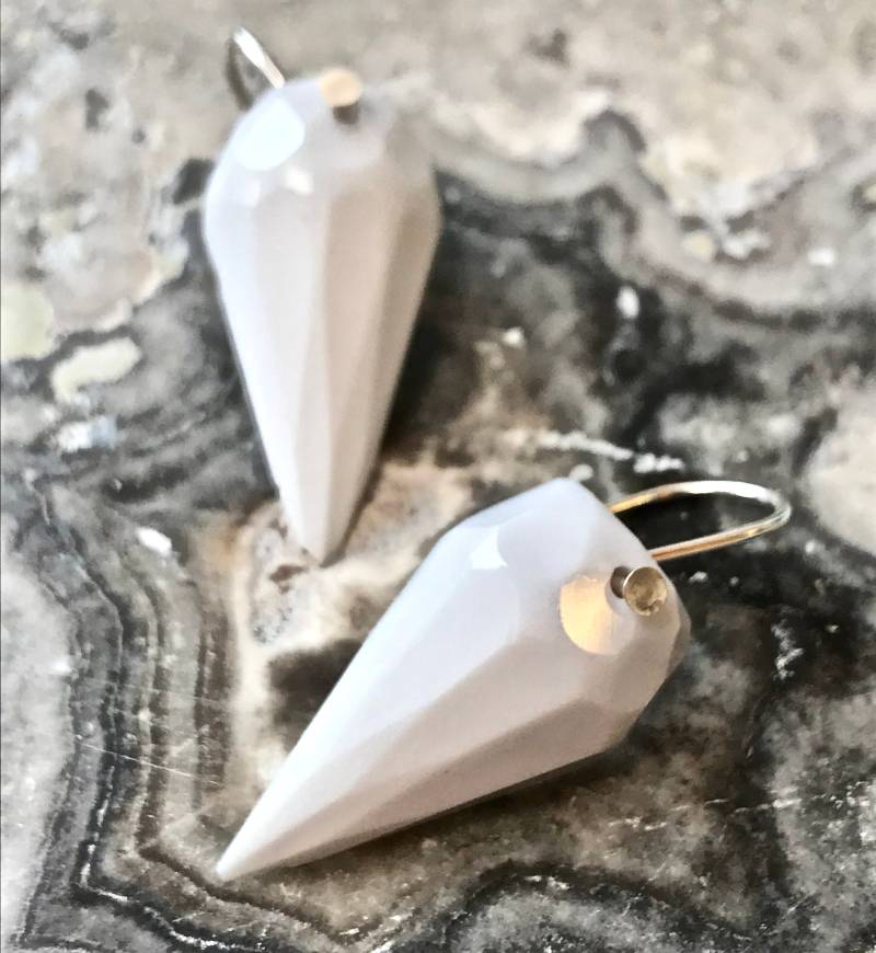 Geschnitzte Weiße Achat Und Sterling Silber Ohrringe von Adyllic