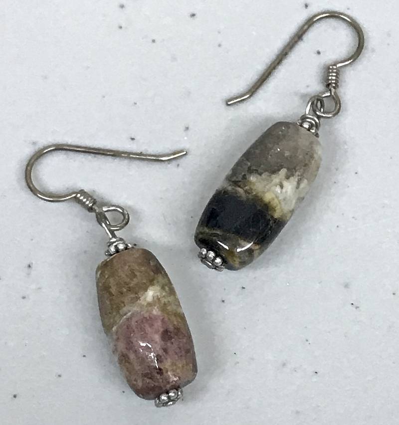 Große Tonnenförmige Mehrfarbige Turmalin Perlen Mit Sterling Silber Akzenten von Adyllic