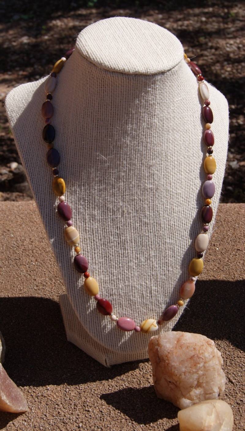 Kleine Ovale Und Runde Mookait-Halskette Mit 14K Gelbgold-Akzenten Gelbgold-Verschluss von Adyllic