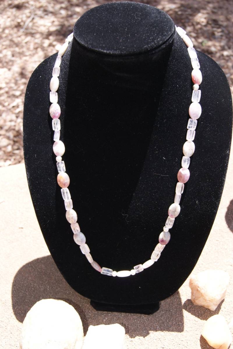 Kunzit Und Pink Turmalin in Quarz Lange Halskette Mit Gebürsteten Sterling Silber Akzent Perlen Verschluss von Adyllic