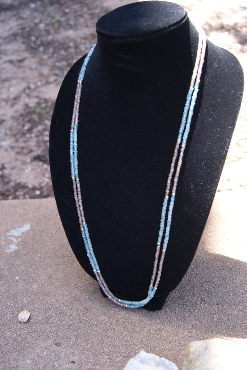 Lange Doppel Strang Natürliche Blau Und Braun Zirkon Halskette Mit 14K Gelbgold Akzente Verschluss von Adyllic