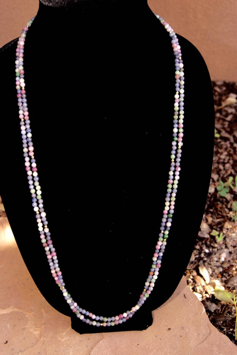 Lange Doppelstrang Saphir Tansanit Und Chrom Diopsit Runde Perlenkette Mit 18K Gelben Perlen 14K Verschluss von Adyllic