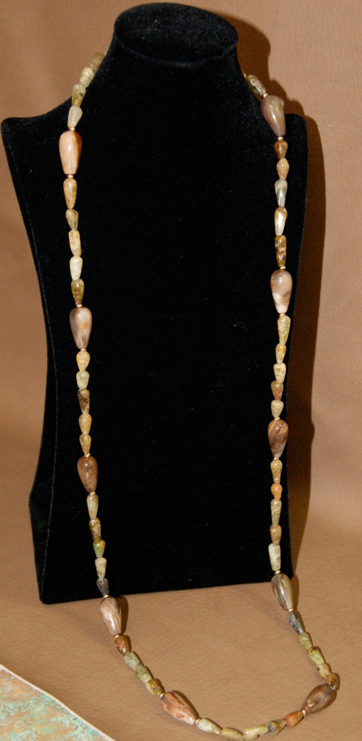 Lange Halskette Aus Kegelförmigen Versteinerten Holzperlen Und Grossular Granat Perlen Mit 14K Akzenten von Adyllic