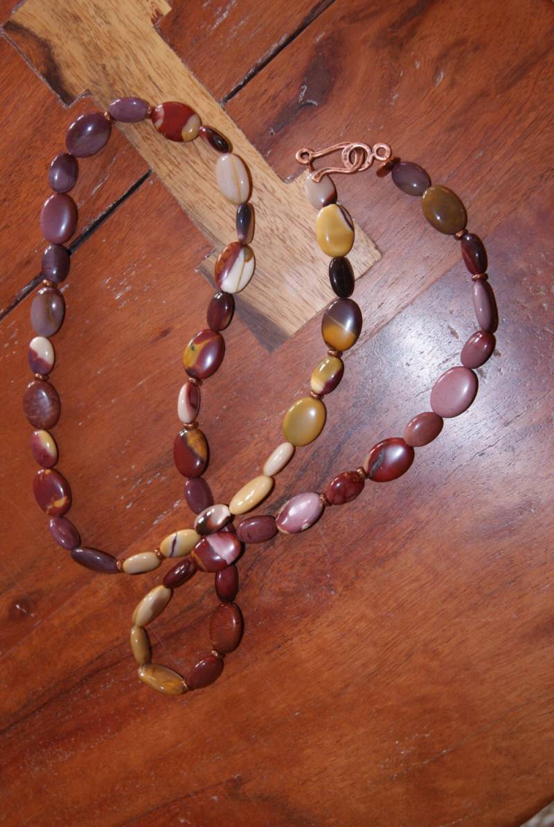 Lange Mookait-Halskette Mit Kupfer-Akzenten Und Verschluss von Adyllic