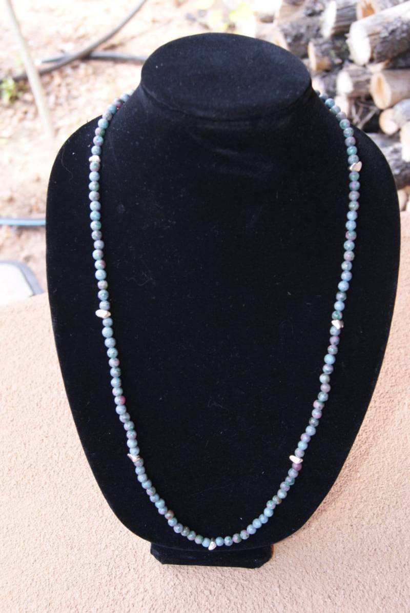 Matte Rubin Fuschite Halskette Mit Freeform Nugget Sterling Silber Akzent Perlen Und Verschluss von Adyllic