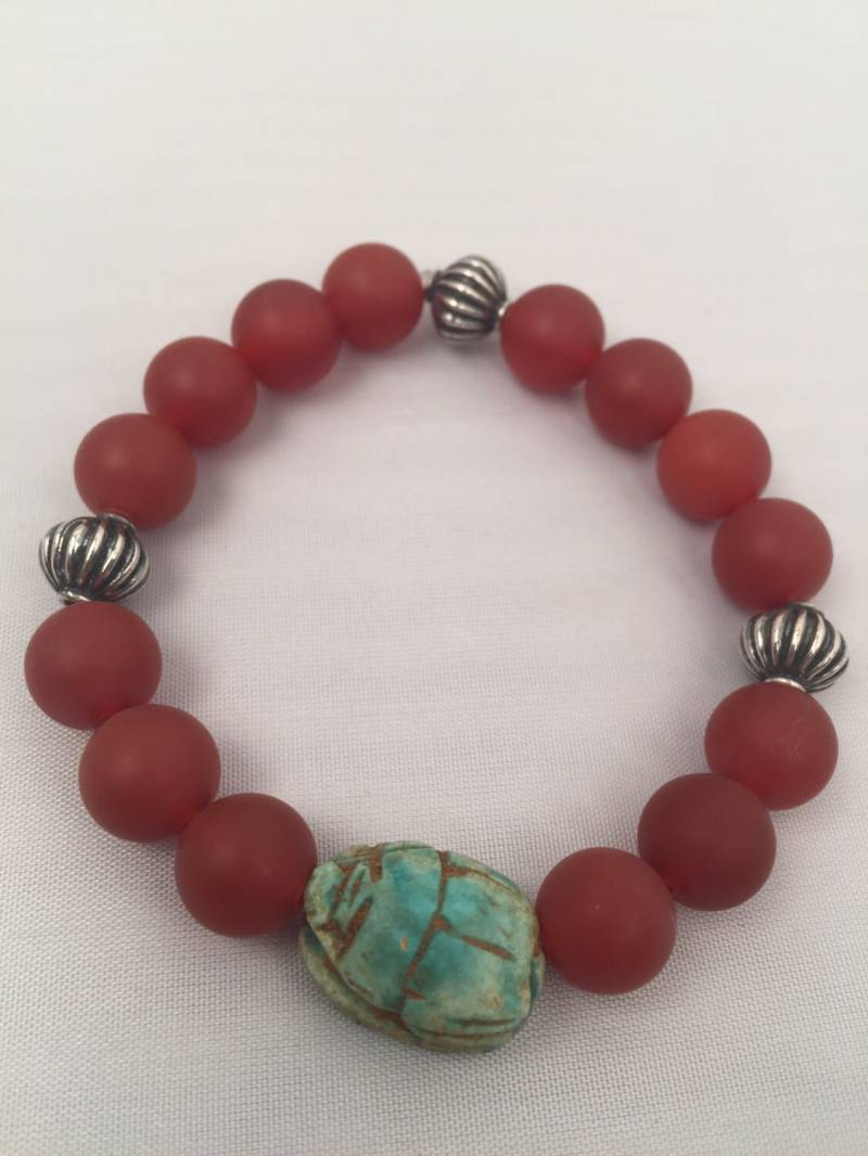 Mattes Karneol Armband Mit Oxidiertem Sterling Silber Und Skarabäus von Adyllic