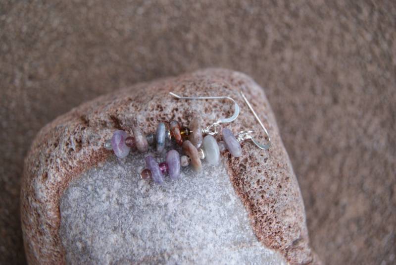 Mehrfarbige Getrommelte Und Runde Turmalin Ohrringe Mit Sterling Silber Akzenten von Adyllic