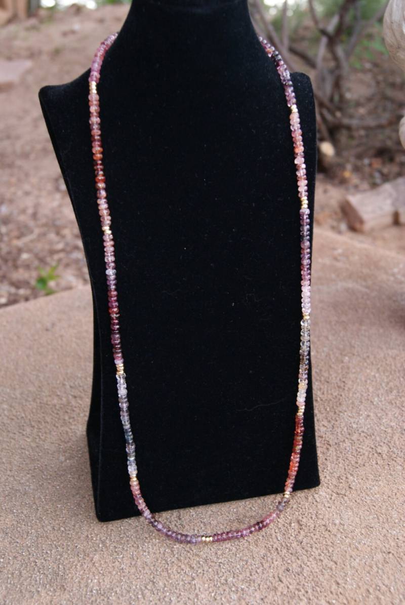 Mehrfarbige Spinell Rondelle Mit 14K Gelb Gold Akzenten Und 22K Verschluss von Adyllic