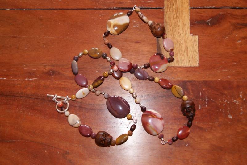 Mookait Und Sterling Silber Halskette Mit Holzschädeln Akzentperlen von Adyllic