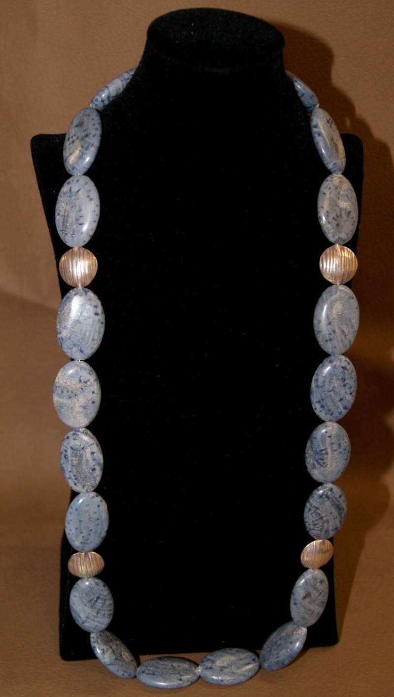 Natürliche Blaue Koralle Große Ovale Perlenkette Mit Feinsilber Akzenten von Adyllic