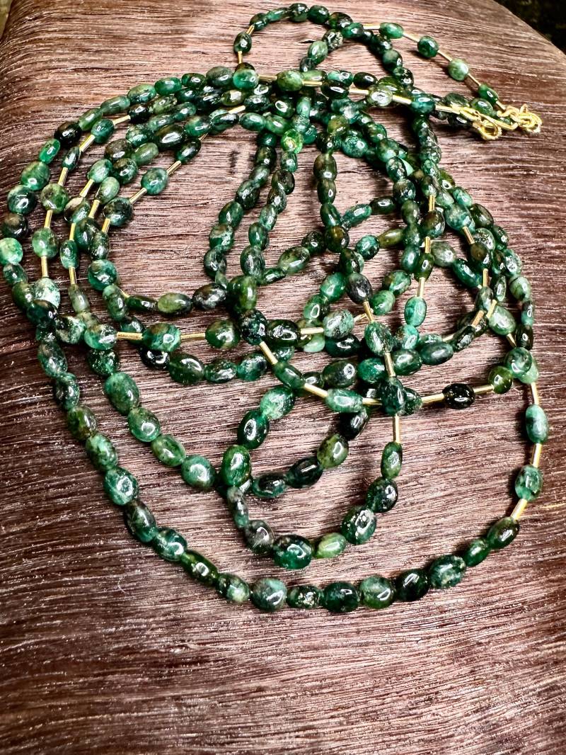 Natürliche Dunkelgrüne Smaragd Doppelstrang Lange Halskette Mit 14K Heishi Perlen von Adyllic