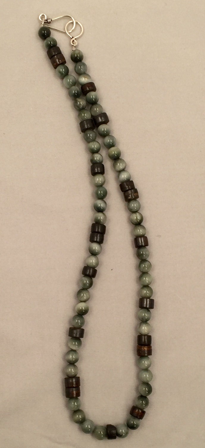 Natürliche Grau Grüne Katzenauge Halskette Mit Knochen Akzente von Adyllic