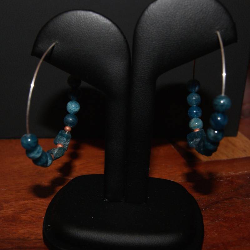 Natürliche Pfauenblaue Apatit-Ohrringe Mit Sterlingsilber-Creolen Und Kupfer-Akzenten von Adyllic