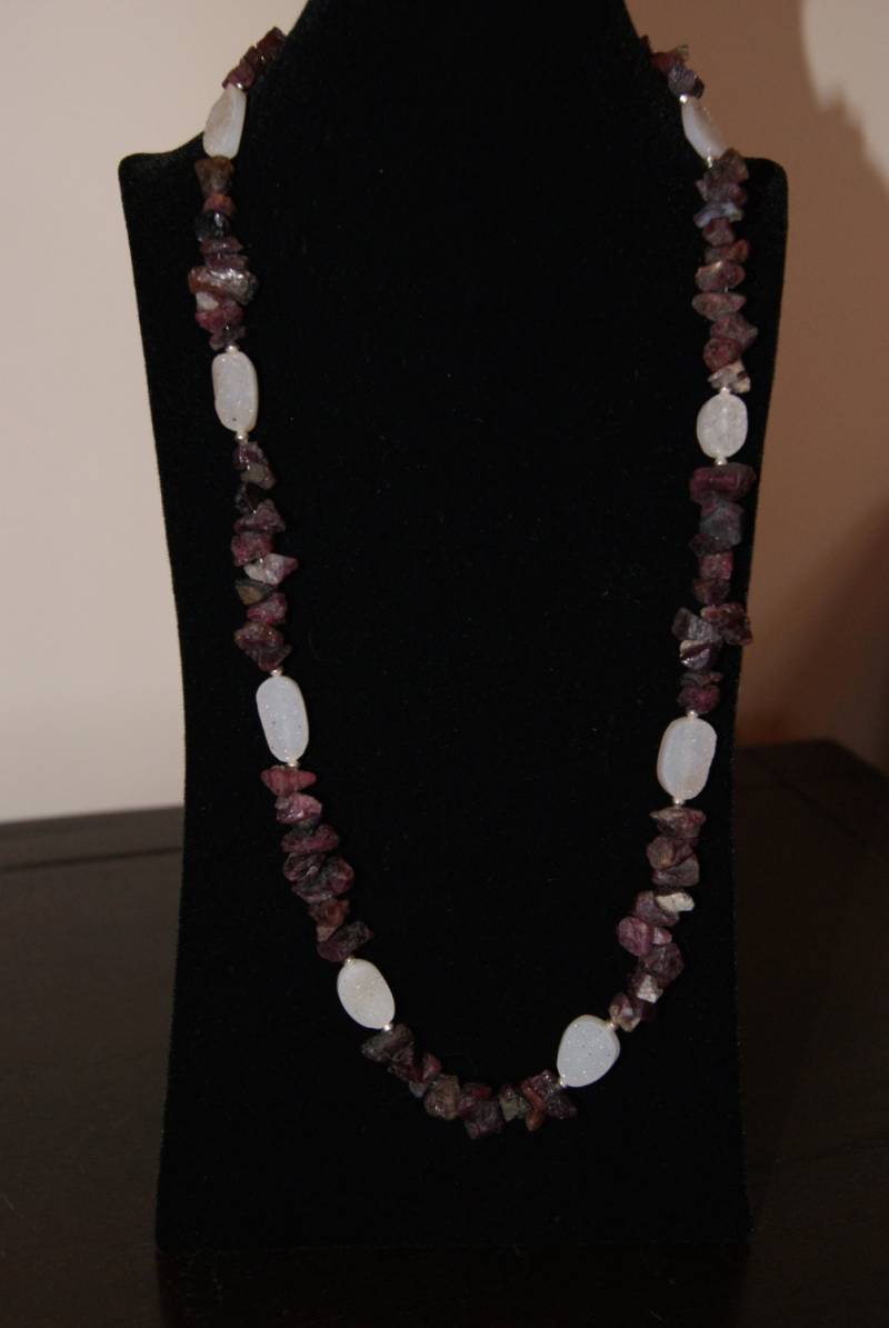 Natürliche Raue Chip Dark Rubin Perlen Mit Natürlichen Unbehandelten Druzy Dicken Scheiben Sterling Silber Hogan Und Verschluss von Adyllic