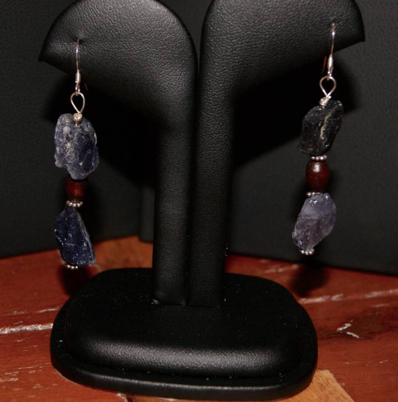 Natürliche Roh Cut Nugget Dunkelblaue Iolith Ohrringe Mit Holz Und Sterling Silber Akzenten von Adyllic