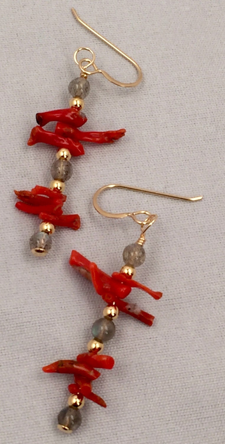 Natürliche Rote Astkoralle Und Labradorit Ohrringe Mit 18K Akzenten von Adyllic