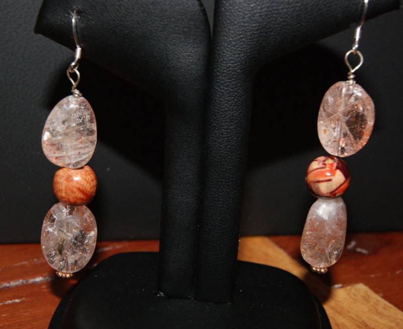 Natürliche Sonnenstein Ohrringe Mit Bemalten Holzperlen Und Sterling Silber Akzenten von Adyllic