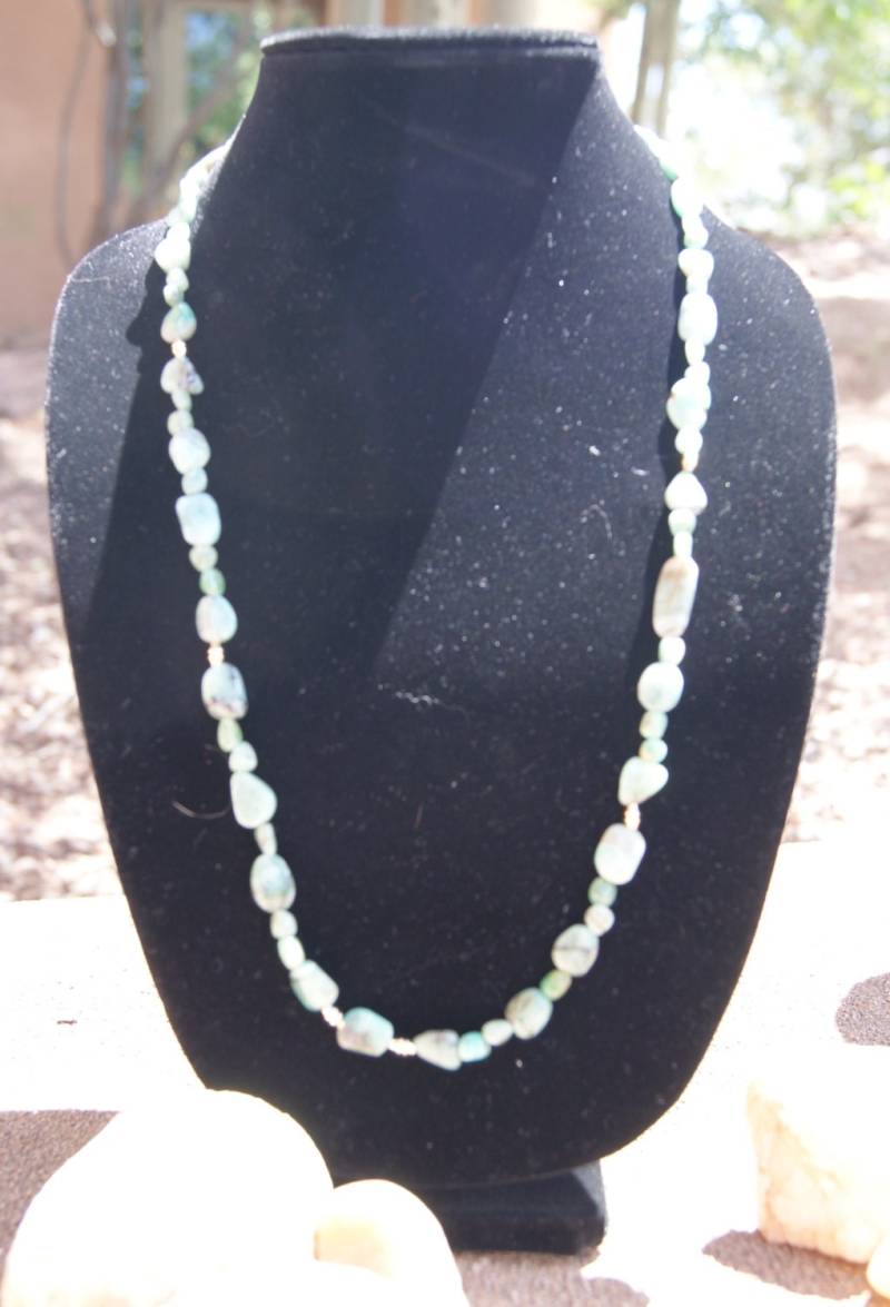 Natürliche Unbehandelte Getrommelte Smaragd-Halskette Mit 14K Gelbgold-Akzenten Und Gelbgold-Verschluss von Adyllic