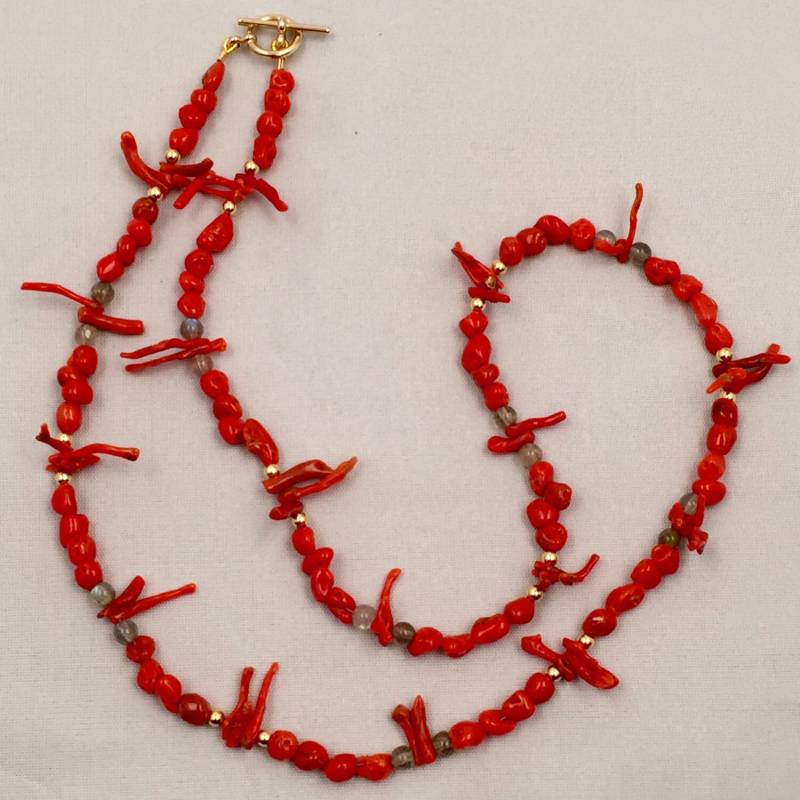 Natürliche Ungefärbte Rote Korallen Zweige Und Nuggets Halskette Mit Labradorit 18K Gold Akzenten von Adyllic