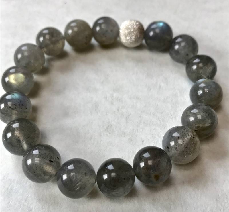 Natürliches Labradorit Armband Mit Gebürstetem Sterling Silber Akzent von Adyllic