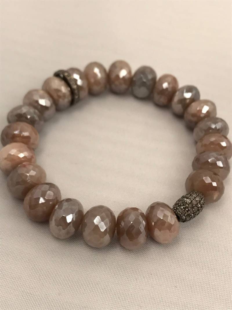 Pfirsich Mondstein Und Pave Diamant Armband von Adyllic