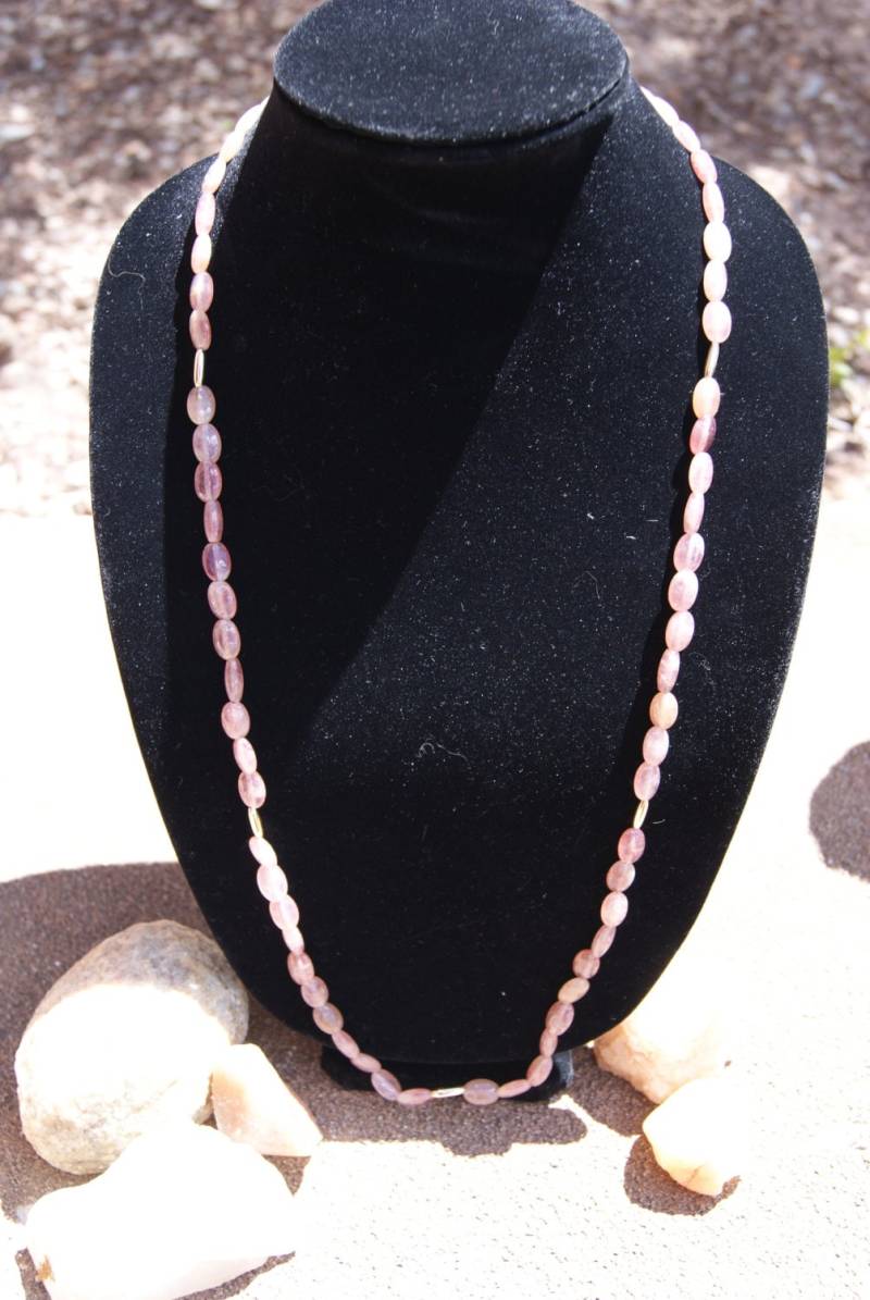 Pfirsich-Moskovit-Halskette Mit 14K Gelbgold-Akzenten Und Gelb-Verschluss von Adyllic