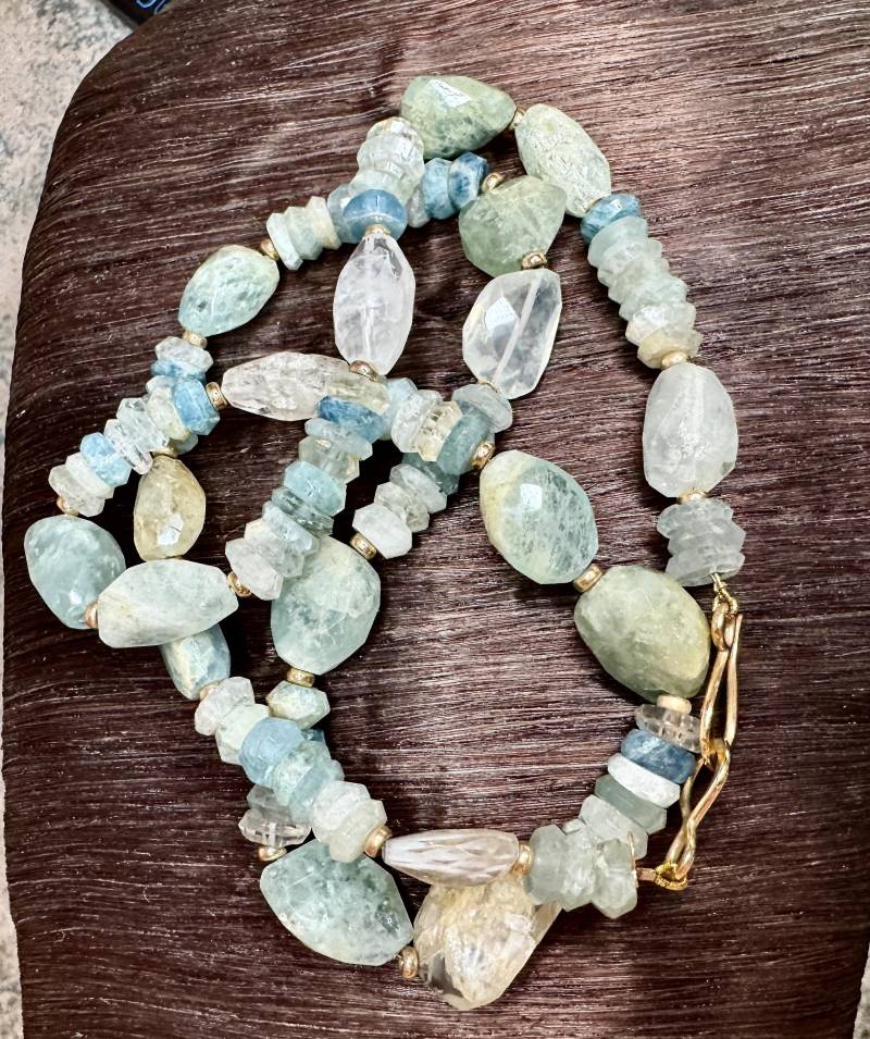 Roh Und in Scheiben Geschnitten Aquamarin Morganit Beryll Mit 14K Gelbgold Akzenten von Adyllic