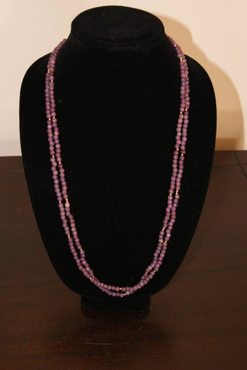 Rosa Lila Natürliche Unerhitzter Saphir Lange Doppelstrang Halskette Mit 18K Gelbgold Akzenten Und 14K Verschluss von Adyllic