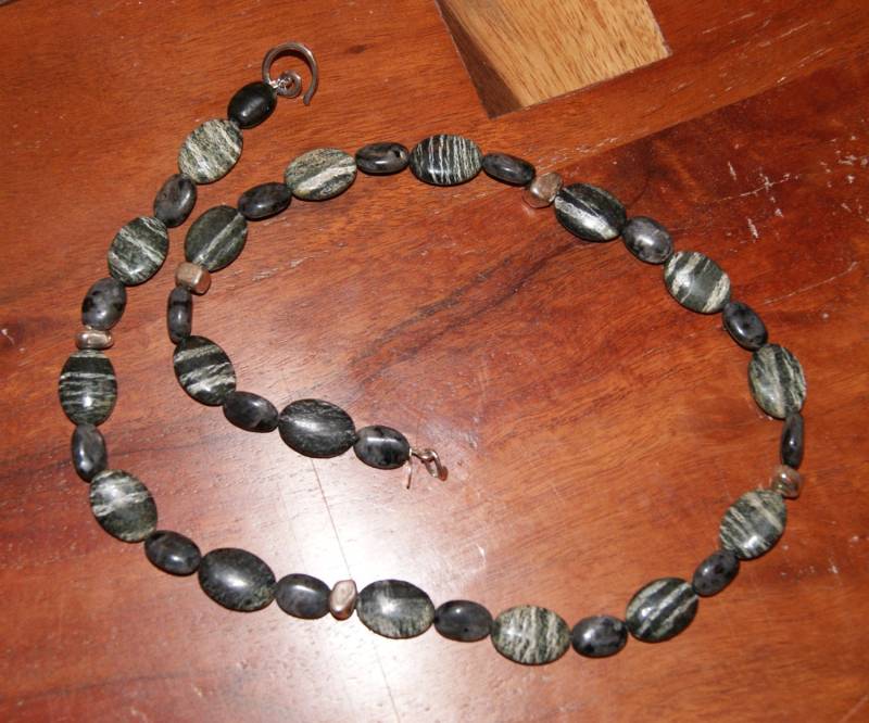 Silber Spitze Grüne Zebra Oval Perlen Und Schwarzer Labradorit Mit Freeform Sterling Akzente von Adyllic