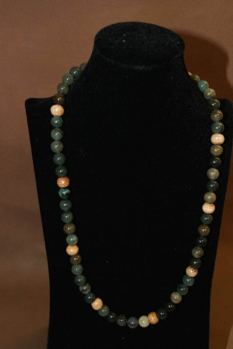 Unisex Grüne Jade Und Knochen Halskette Mit Zinn Verschluss von Adyllic