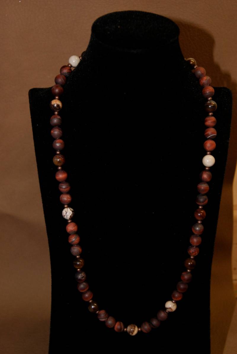 Unisex Matte Rote Tigerauge Und Versteinerte Holz Halskette Mit Antiken Kupfer Akzenten von Adyllic