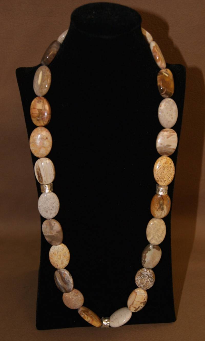 Versteinertes Holz Und Fossile Koralle Halskette Mit Gebürsteten Sterling Silber Perlen von Adyllic
