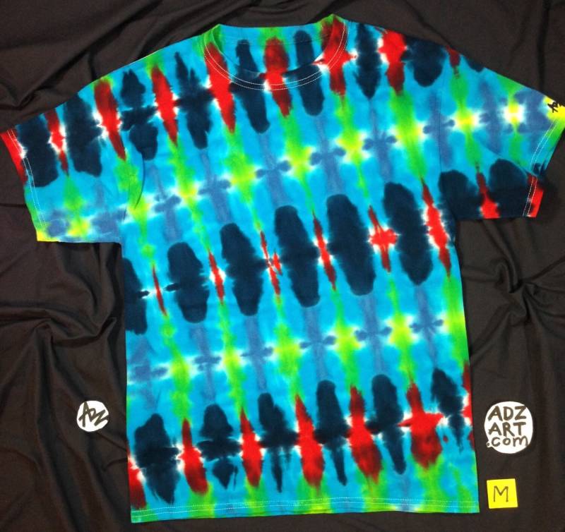 Handgefärbtes Medium, "Prismatic Downpour", Original, Kurzarm Handgefärbtes Medium, "Prismatic Downpour", Original, Kurzarm von AdzArt