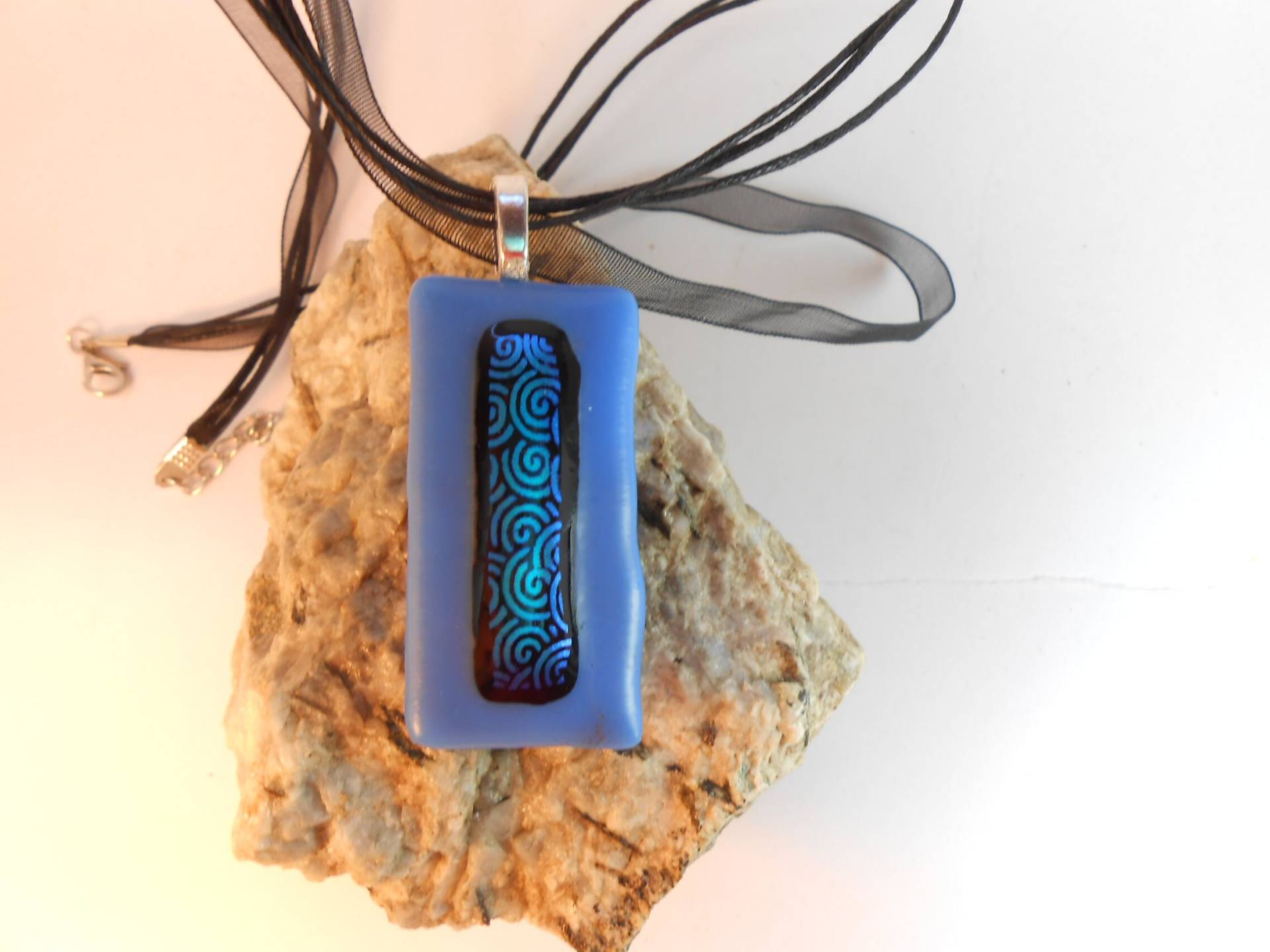 Blaue Und Schwarze Rechteckige Halskette Im Art-Deco-stil Aus Fusingglas Auf Silberner Öse Schwarzem Wildlederband Blaue Und Schwarze Rechteckige Halskette Im Art-Deco-stil Aus Fusingglas Auf Silberner Öse Schwarzem Wildlederband von AecreationFR